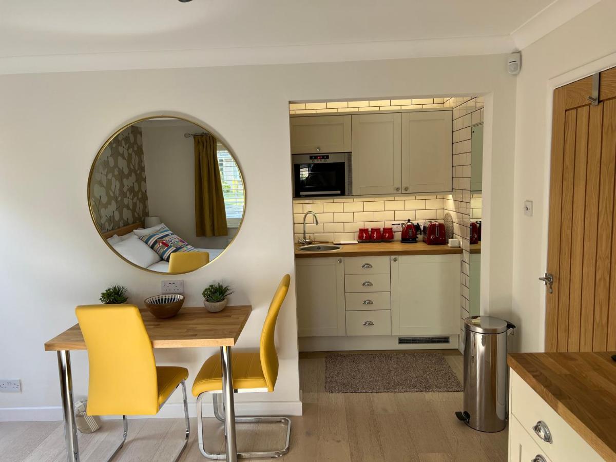 No 64 Bed And Breakfast Lymington Bagian luar foto