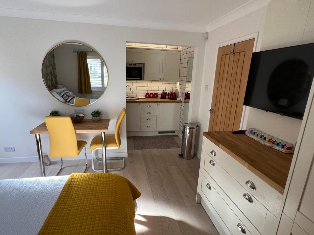 No 64 Bed And Breakfast Lymington Bagian luar foto