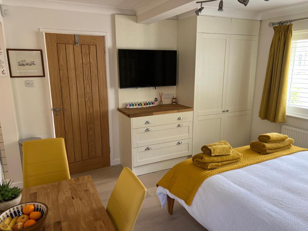 No 64 Bed And Breakfast Lymington Bagian luar foto