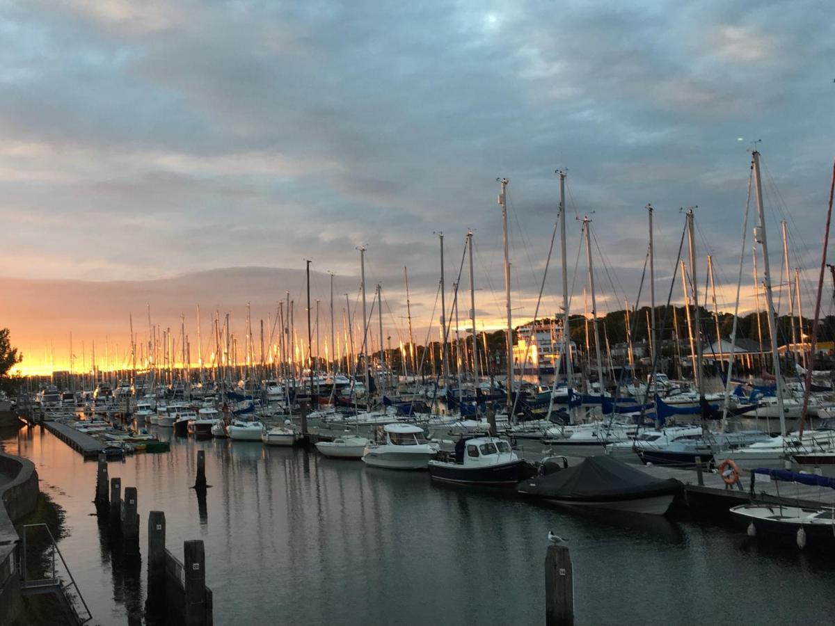 No 64 Bed And Breakfast Lymington Bagian luar foto