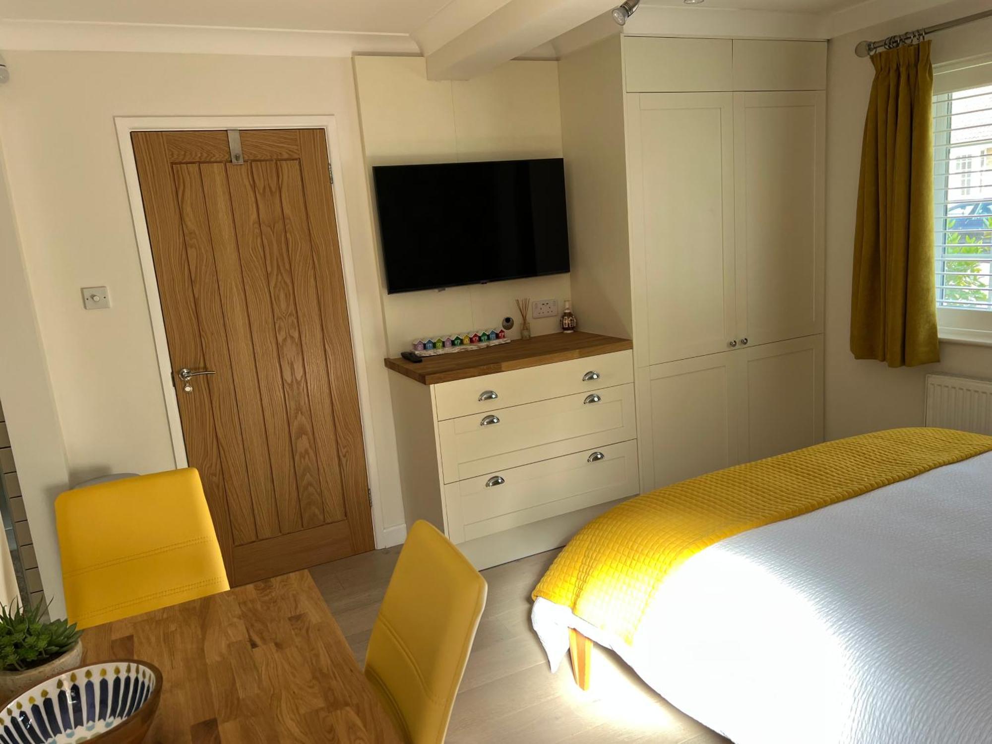 No 64 Bed And Breakfast Lymington Bagian luar foto